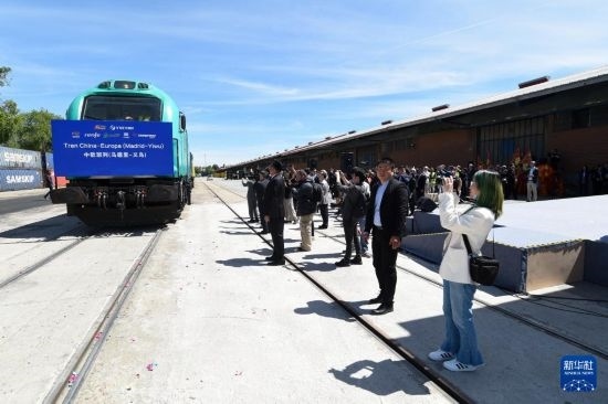 5月8日，在西班牙馬德里，嘉賓們參加中歐班列（義烏—馬德里）開行十周年紀(jì)念號班列發(fā)車儀式。新華社發(fā)（古斯塔沃·巴連特?cái)z）