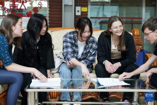 4月28日，宋智孝（右二）和胡靈月（左一）在北京首都師范大學(xué)校園內(nèi)與同學(xué)交流。新華社記者 彭子洋 攝