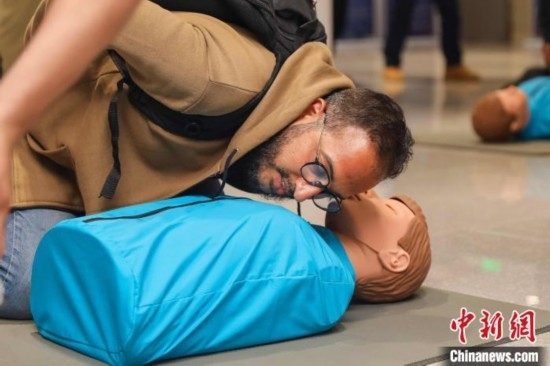 5月9日，留學(xué)生利用假人道具練習(xí)心肺復(fù)蘇技巧。張鷹 攝