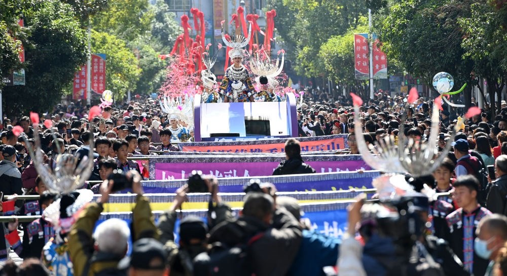 在貴州雷山縣縣城，苗族群眾身著盛裝，載歌載舞參加苗年和鼓藏節(jié)的巡游活動(dòng)（2023年11月16日攝）。新華社記者 楊楹 攝