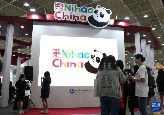 5月9日，在韓國首爾舉行的首爾國際旅游展上，參觀者在中國展區(qū)參加體驗項目。新華社記者 姚琪琳 攝