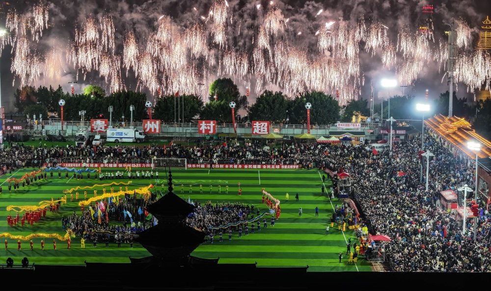 在貴州省榕江縣舉行的2024全國(guó)“村晚”示范展示活動(dòng)暨貴州“村超村晚”活動(dòng)中，音樂(lè)煙花秀精彩上演（2024年2月3日攝，無(wú)人機(jī)照片）。新華社記者 劉續(xù) 攝