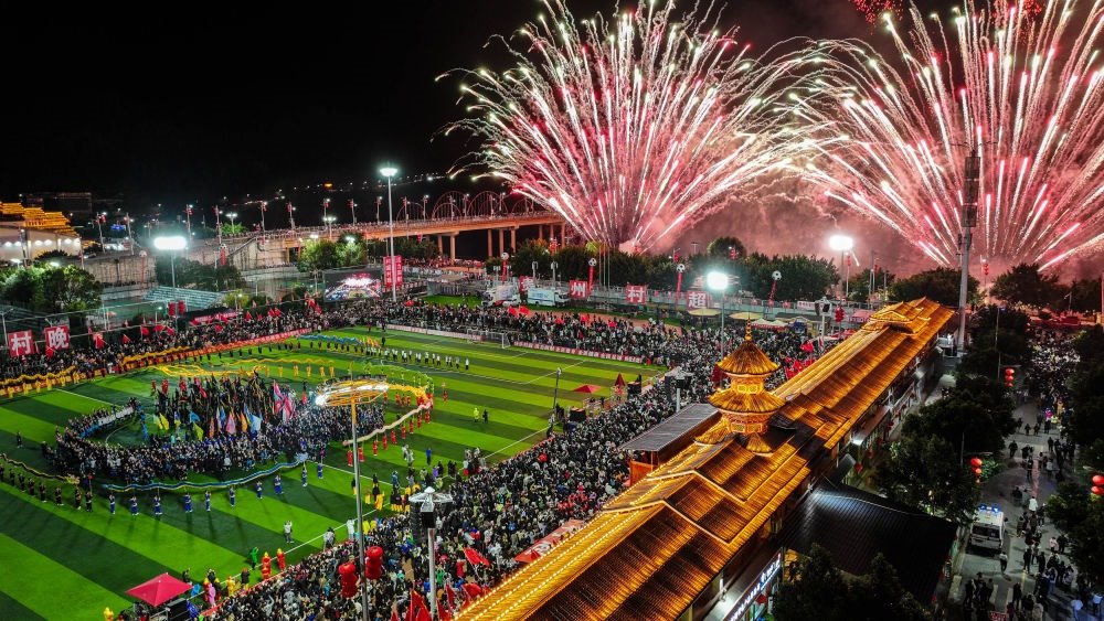 在貴州省榕江縣舉行的2024全國(guó)“村晚”示范展示活動(dòng)暨貴州“村超村晚”活動(dòng)中，音樂(lè)煙花秀精彩上演（2024年2月3日攝，無(wú)人機(jī)照片）。新華社記者 劉續(xù) 攝