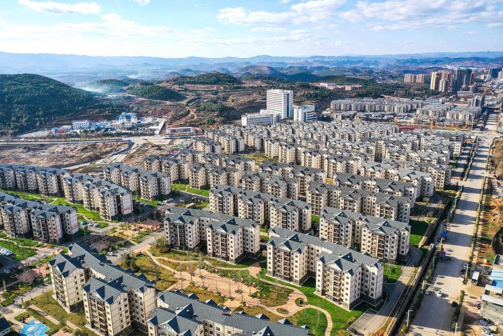 貴州省威寧縣五里崗街道朝陽(yáng)新城易地扶貧搬遷安置小區(qū)（2021年11月28日攝，無(wú)人機(jī)照片）。新華社記者 楊文斌 攝