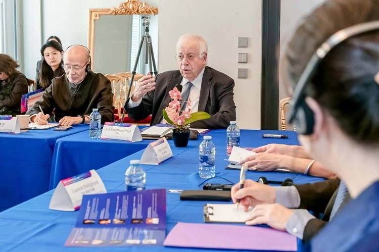 法蘭西科學(xué)院副院長、巴黎地理學(xué)會主席讓-羅伯特·馬里·皮特先生發(fā)言（圖片：中國傳媒大學(xué)