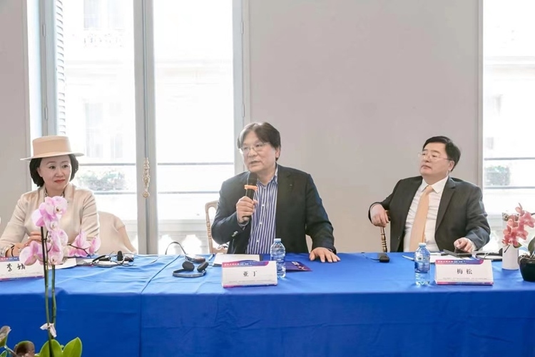 法中交流促進會會長、作家、翻譯家、法國最高榮譽騎士勛章獲得者亞丁發(fā)言（圖片：中國傳媒大學(xué)