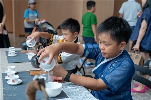 新加坡孩子們在活動現(xiàn)場體驗學習茶藝。新加坡中國文化中心供圖