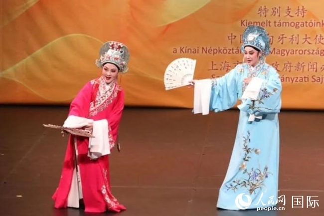 “玉蘭花開(kāi)·魅力上?！弊哌M(jìn)布達(dá)佩斯。葉辰亮攝