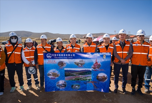 奧魯羅公路項目開工儀式現(xiàn)場，中國中鐵員工代表合影。中國中鐵供圖