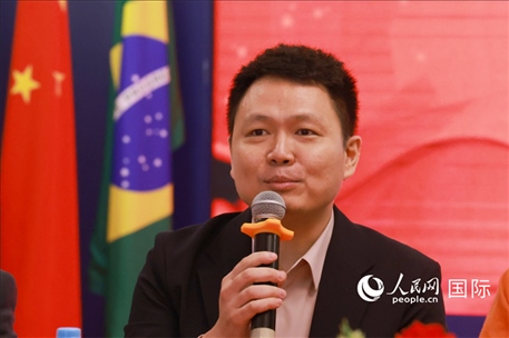 中國駐里約熱內(nèi)盧總領館副總領事王尉育在座談會上致辭。人民網(wǎng)記者 陳海琪攝