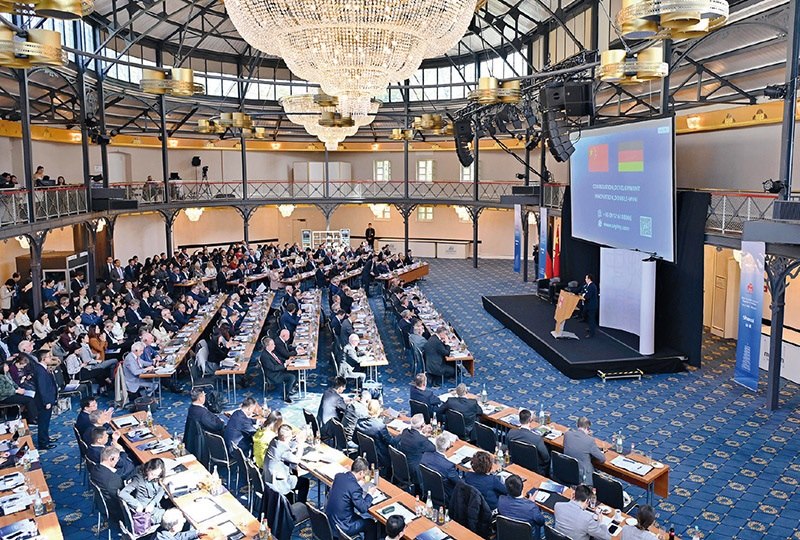 2024“投資中國(guó)”系列活動(dòng)德國(guó)專場(chǎng)4月5日在巴登—符滕堡州首府斯圖加特市舉行，活動(dòng)吸引德國(guó)工商界代表超300人參加。圖為當(dāng)日拍攝的活動(dòng)現(xiàn)場(chǎng)。 新華社記者 任鵬飛/攝