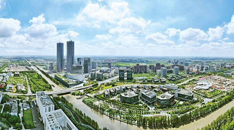 建立全國(guó)第一個(gè)國(guó)際貿(mào)易“單一窗口”，開(kāi)設(shè)全國(guó)第一批自由貿(mào)易賬戶，設(shè)立全國(guó)第一家外商獨(dú)資醫(yī)院、第一家外商獨(dú)資公募基金公司、第一家外商獨(dú)資汽車制造企業(yè)……中國(guó)（上海）自由貿(mào)易試驗(yàn)區(qū)掛牌以來(lái)，誕生了若干個(gè)“全國(guó)第一”，在制造業(yè)、金融業(yè)等數(shù)十個(gè)開(kāi)放領(lǐng)域，實(shí)現(xiàn)一批全國(guó)首創(chuàng)項(xiàng)目落地。圖為上海自貿(mào)區(qū)張江片區(qū)（2023年9月10日攝，無(wú)人機(jī)照片）。 新華社記者 方喆/攝