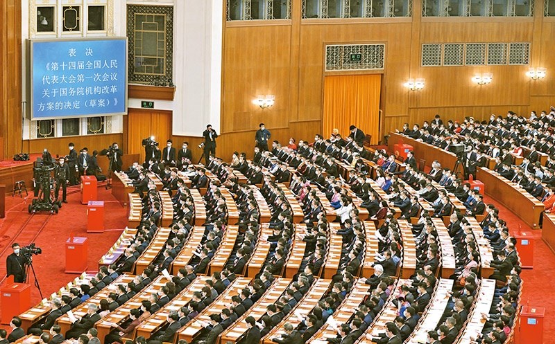 2023年3月10日，十四屆全國(guó)人大一次會(huì)議在北京人民大會(huì)堂舉行第三次全體會(huì)議，表決通過(guò)了關(guān)于國(guó)務(wù)院機(jī)構(gòu)改革方案的決定。圖為會(huì)議現(xiàn)場(chǎng)。 新華社記者 岳月偉/攝