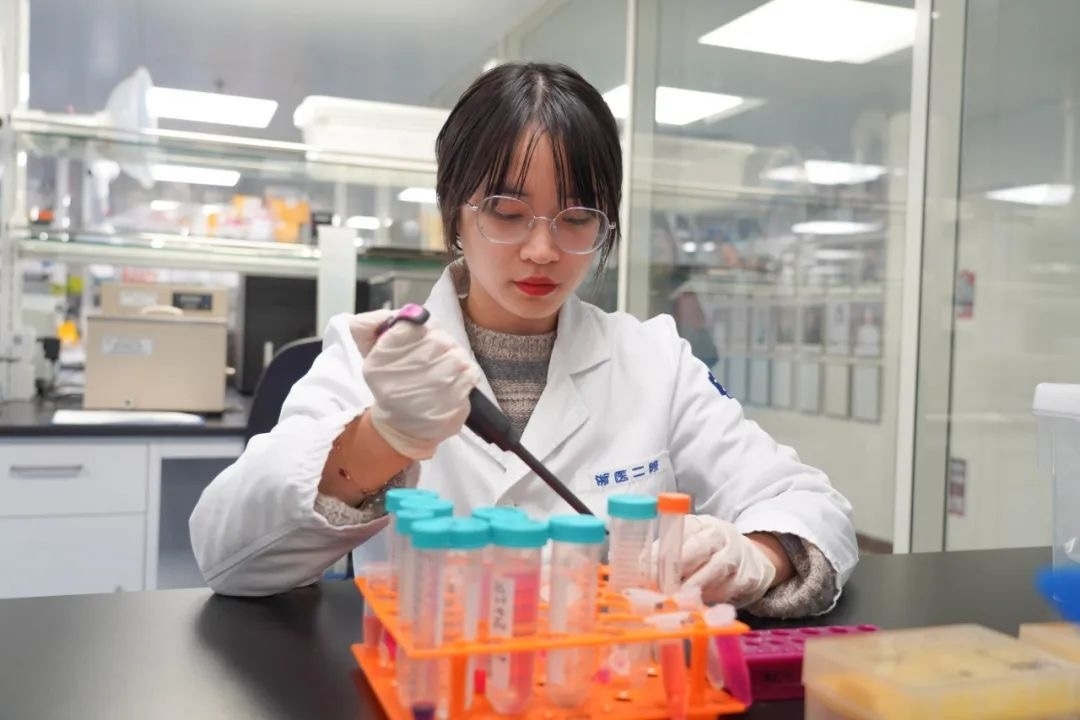 倪楚君在實驗中。浙江大學供圖