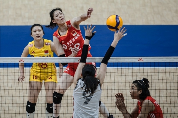 李盈瑩(上)扣球。圖片來源：國際排聯(lián)