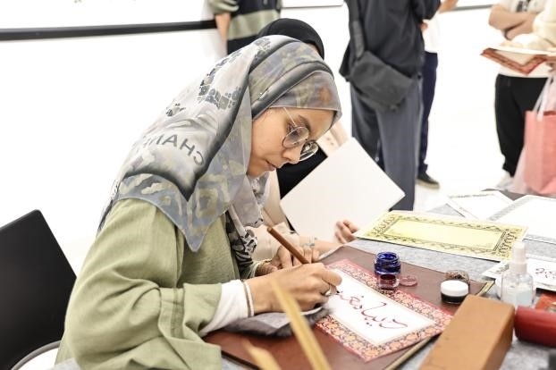 摩洛哥書法老師正在創(chuàng)作。拉巴特中國文化中心供圖