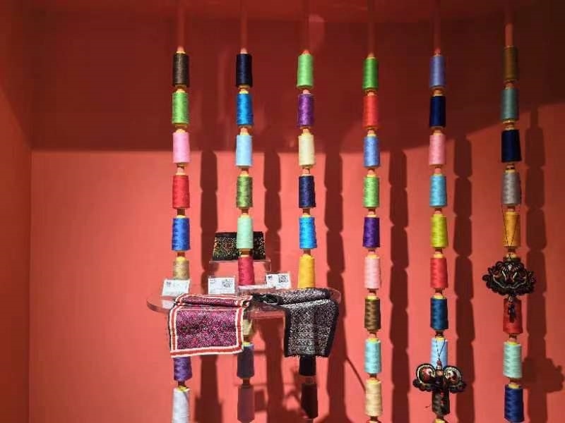 貴州省民族博物館內(nèi)展示的色彩斑斕的苗繡原材料及繡片（2024年4月27日攝）。新華社記者 楊欣 攝