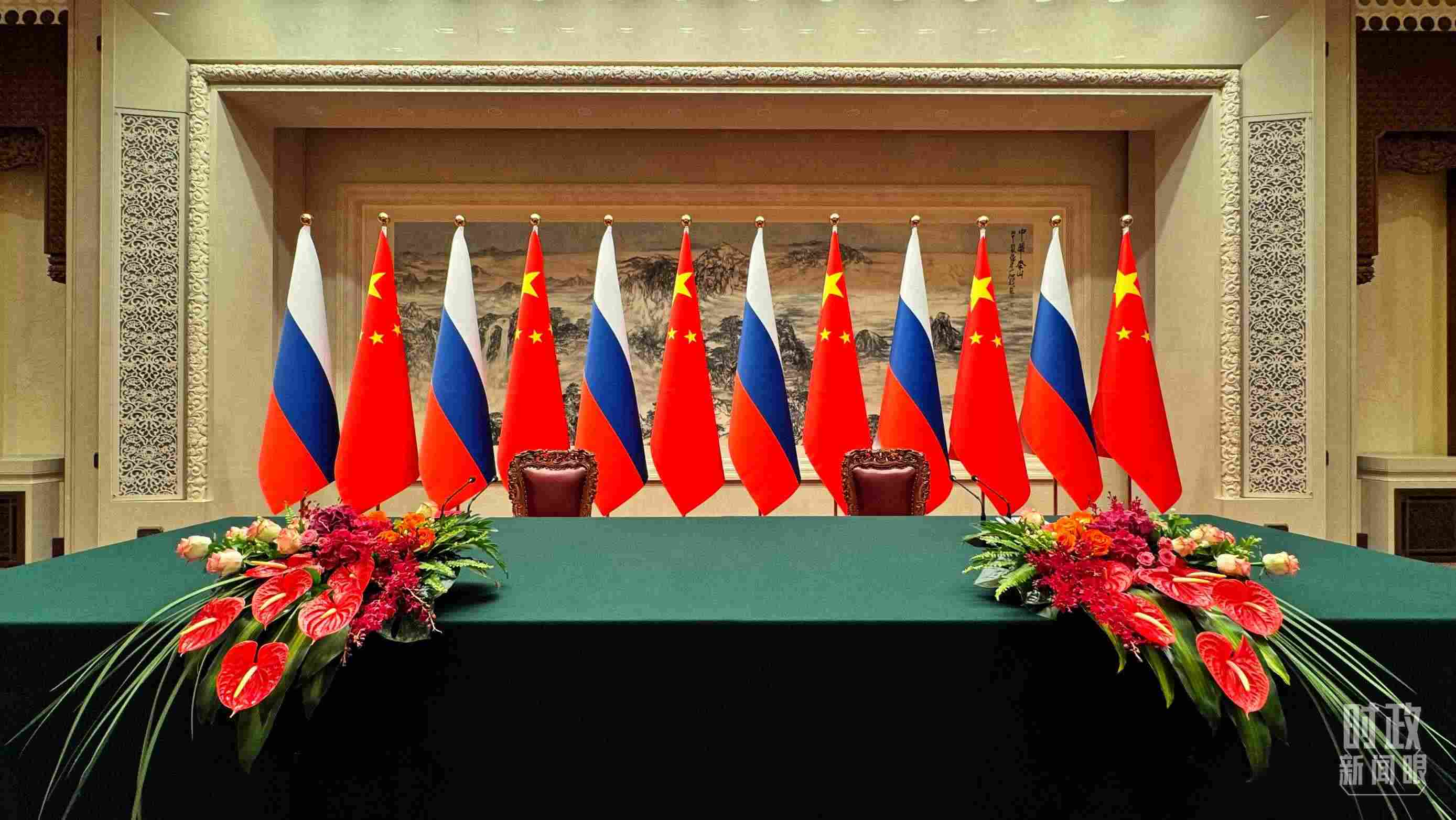 △會(huì)談后，中俄兩國元首出席簽字儀式并共見記者，這是開始前的現(xiàn)場(chǎng)。（總臺(tái)央視記者李增仁拍攝）