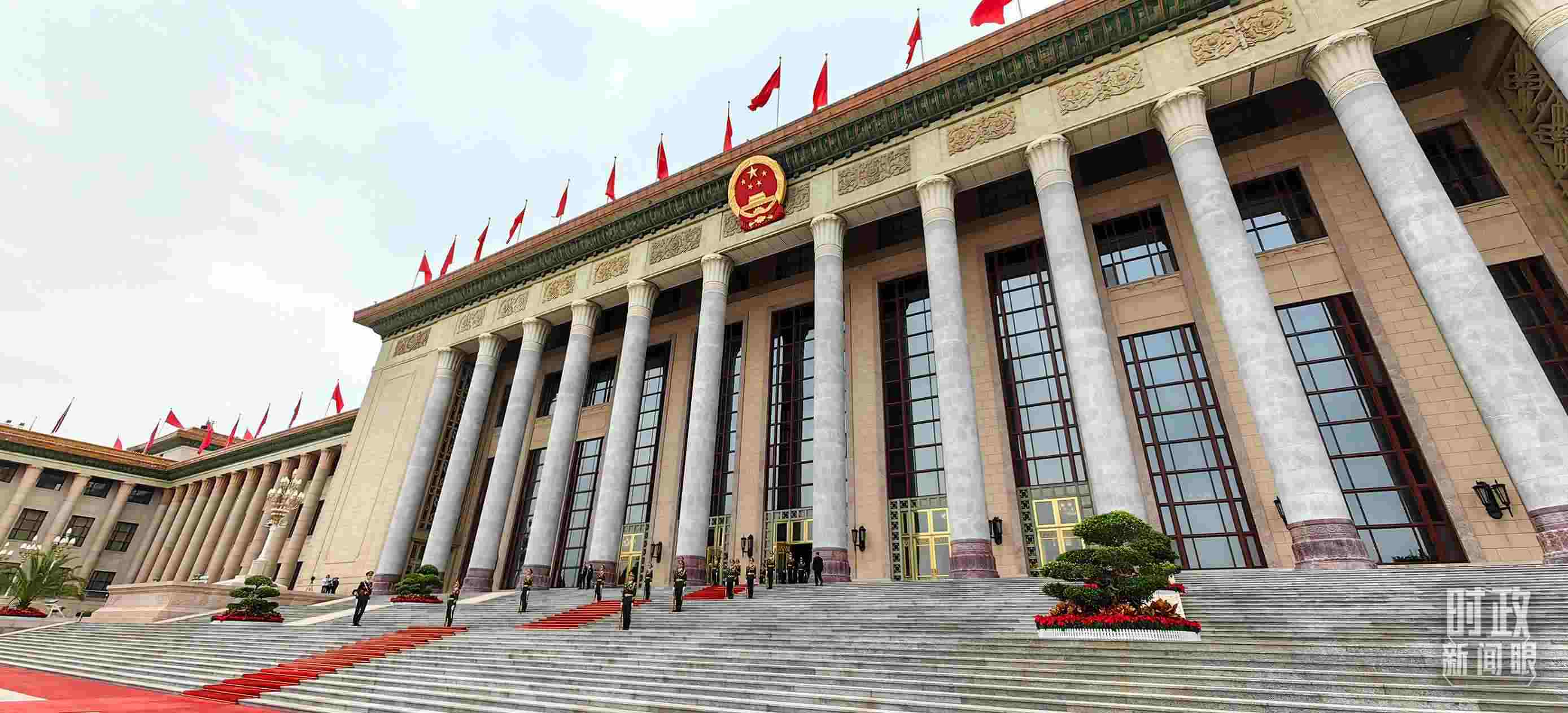 △人民大會(huì)堂東門外廣場(chǎng)。（總臺(tái)央視記者段德文拍攝）