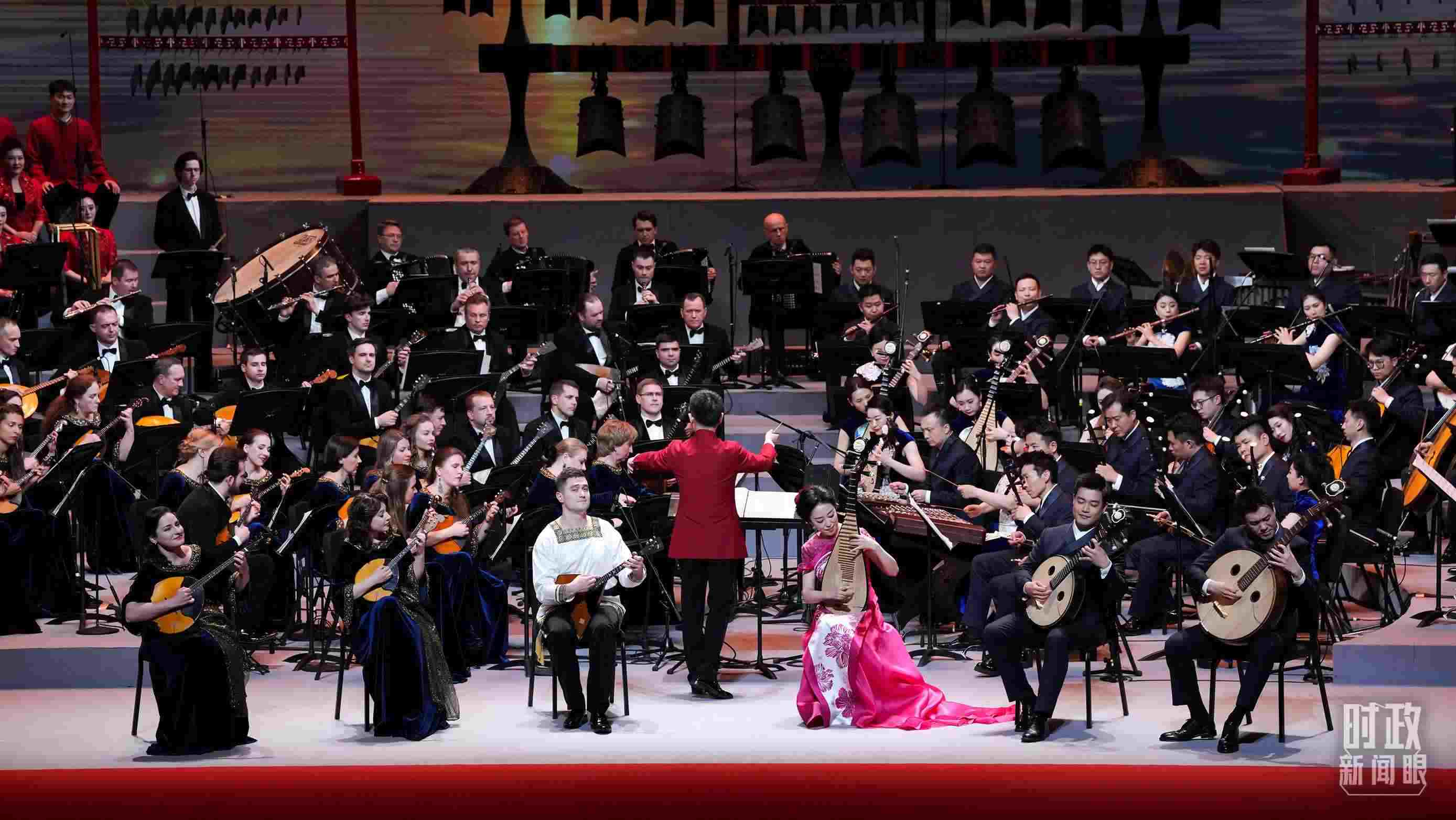 △前來參加音樂會(huì)的中俄藝術(shù)家匯聚一堂。（總臺(tái)央視記者李增仁、國廣記者李晉拍攝）