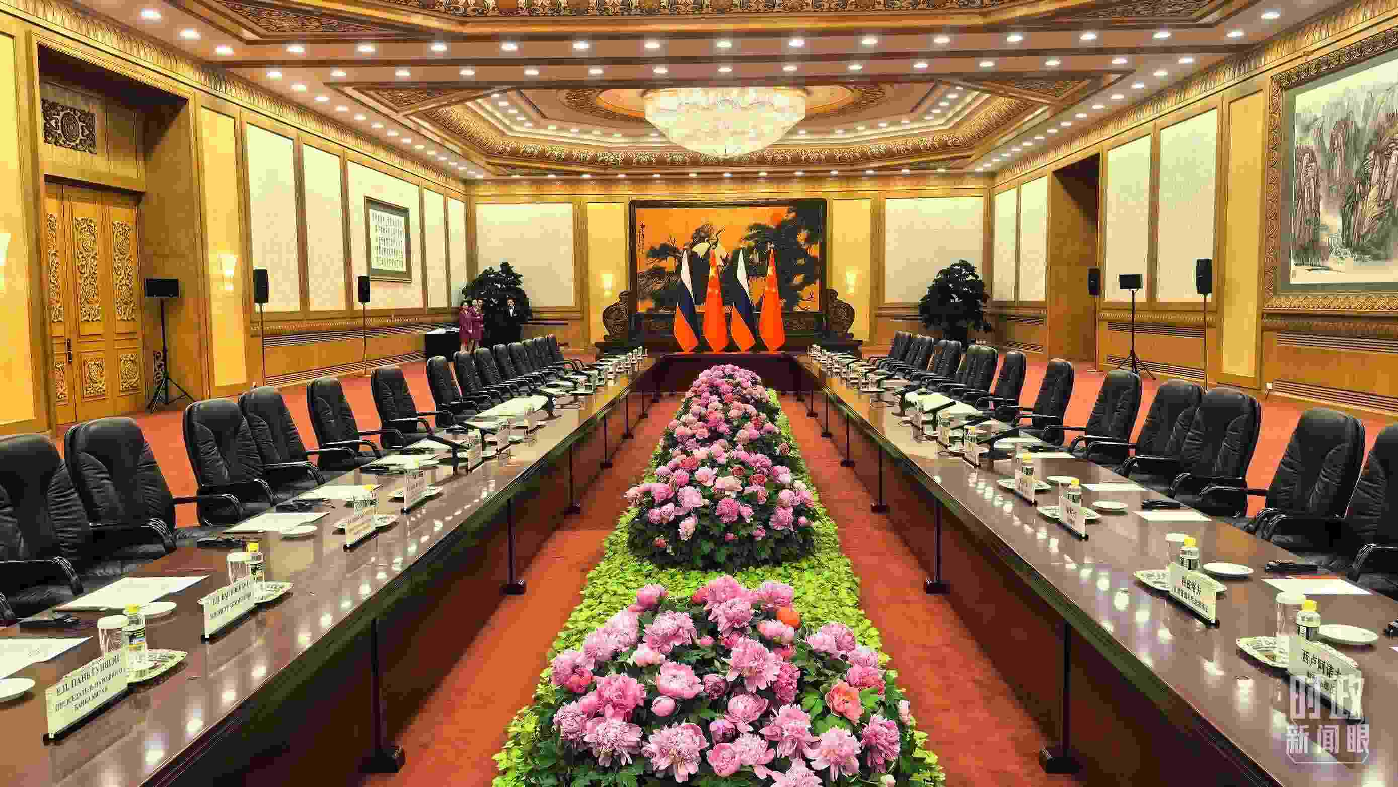 △中俄兩國元首隨后主持大范圍會(huì)談，這是會(huì)談開始前的現(xiàn)場(chǎng)。（總臺(tái)央視記者鄂介甫拍攝）