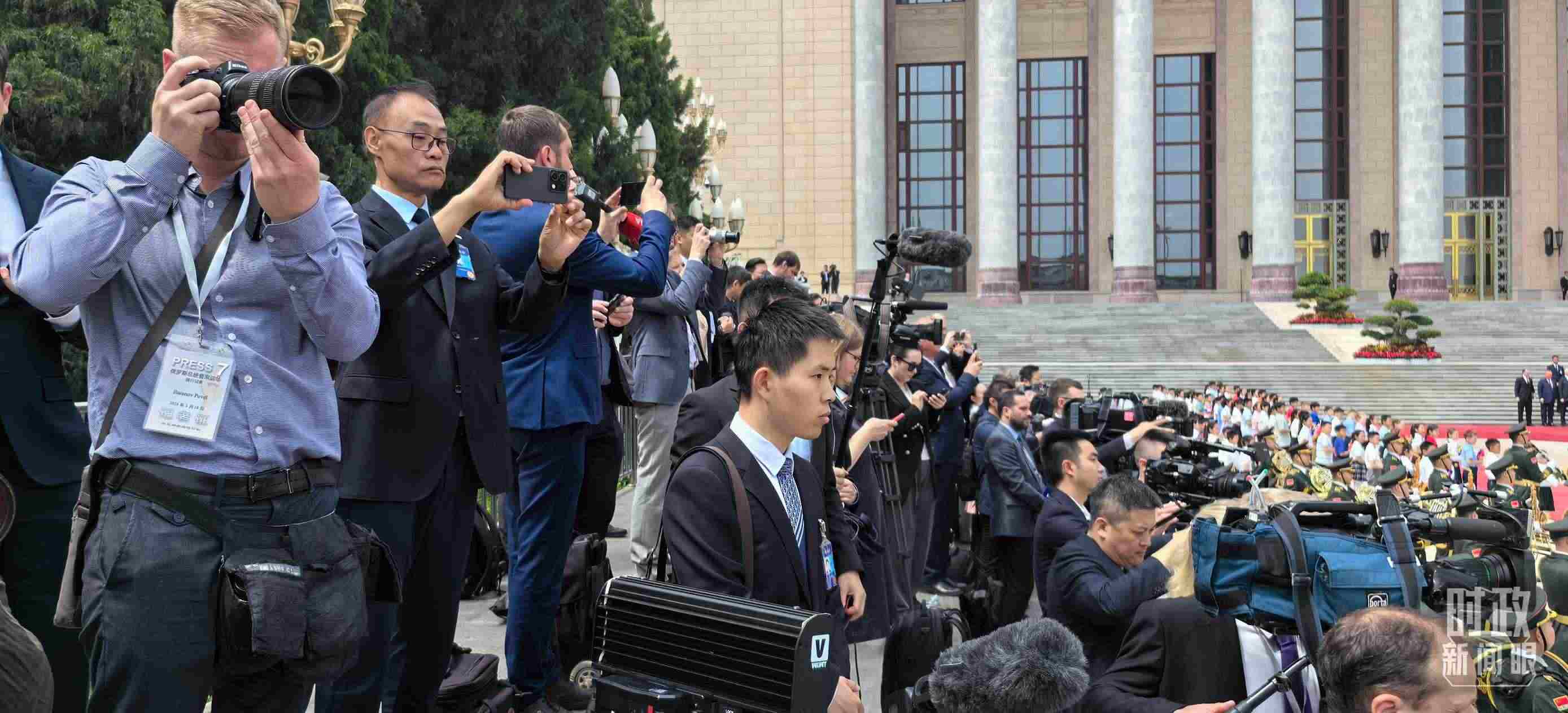 △當(dāng)天參與現(xiàn)場(chǎng)報(bào)道的中外記者。（總臺(tái)央視記者楊波、王子杭拍攝）