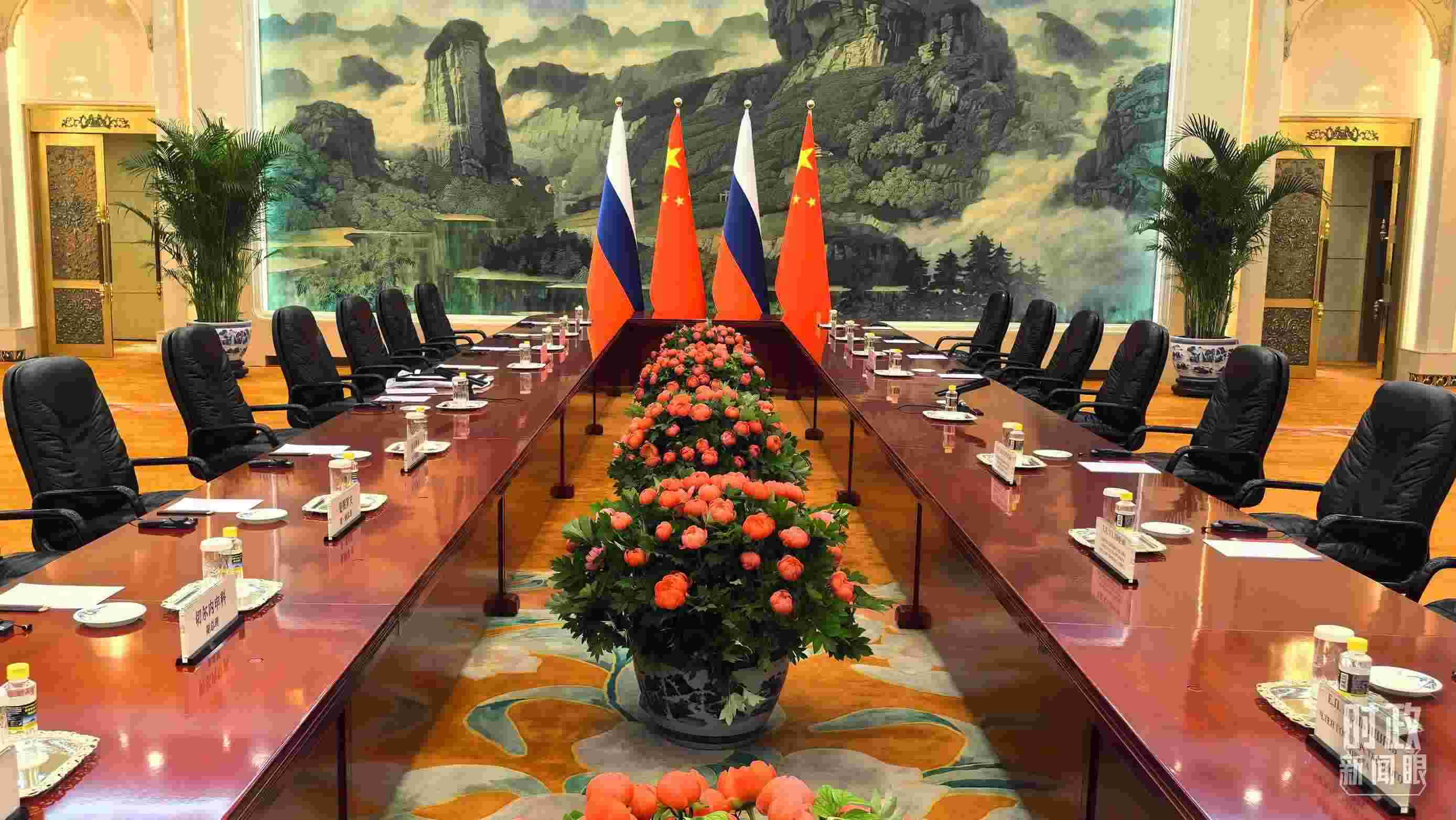 △中俄兩國元首首先舉行小范圍會(huì)談，這是會(huì)談開始前的現(xiàn)場(chǎng)。（總臺(tái)央視記者鄂介甫拍攝）