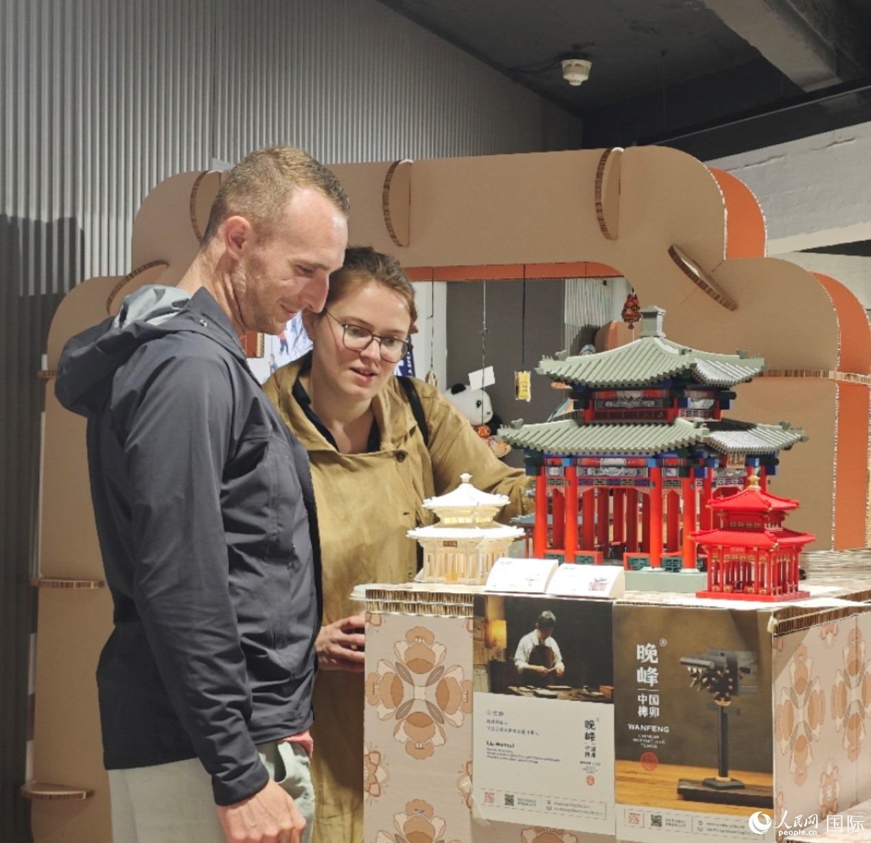 英國(guó)觀眾在欣賞中國(guó)傳統(tǒng)榫卯結(jié)構(gòu)建筑模型。邢雪攝