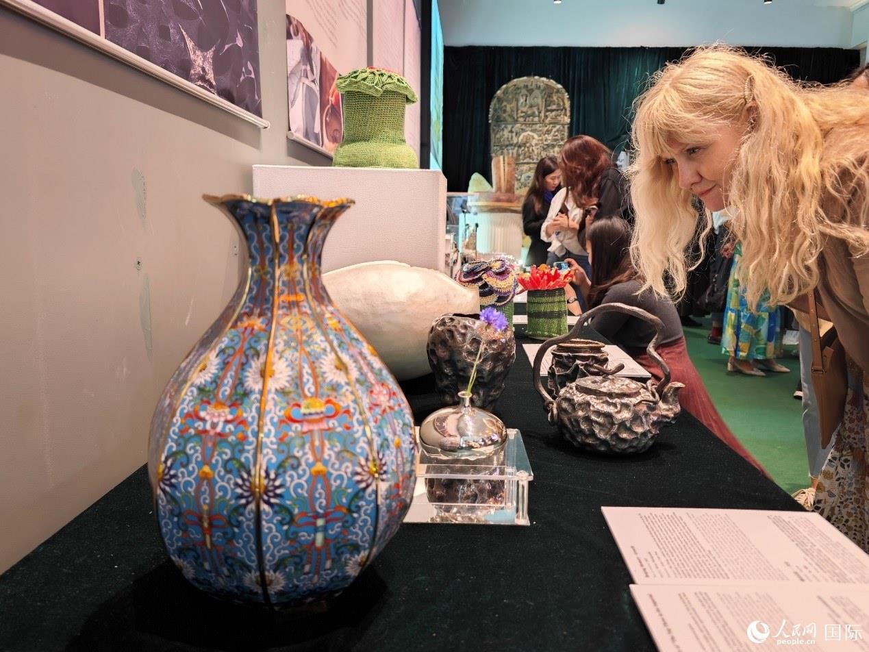 英國(guó)觀眾被中國(guó)手工藝制品所吸引。邢雪攝