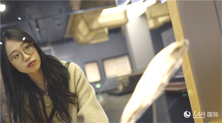 尹怡然在殷墟博物館新館參觀。人民網(wǎng)記者 劉寧攝