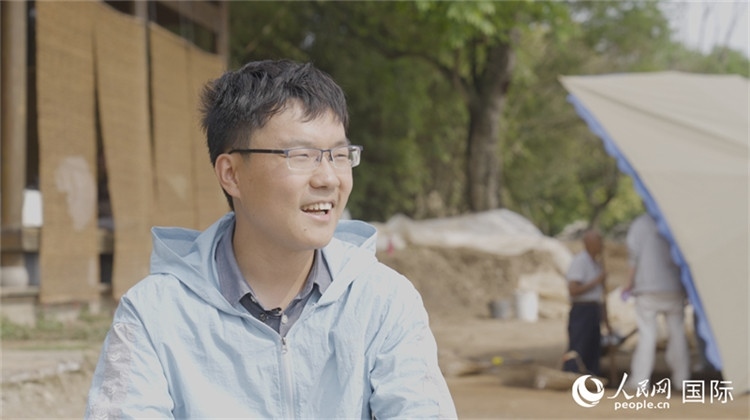 四川省文物考古研究院館員許丹陽(yáng)接受人民網(wǎng)采訪。人民網(wǎng)記者 張榮攝