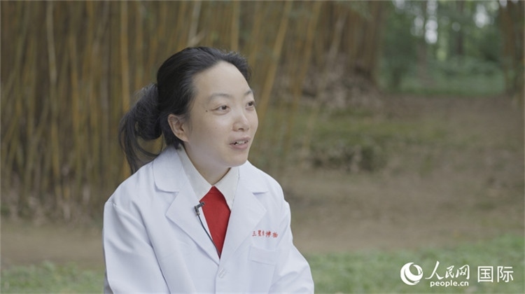 三星堆博物館文物修復(fù)師謝麗接受人民網(wǎng)采訪。人民網(wǎng)記者 張榮攝