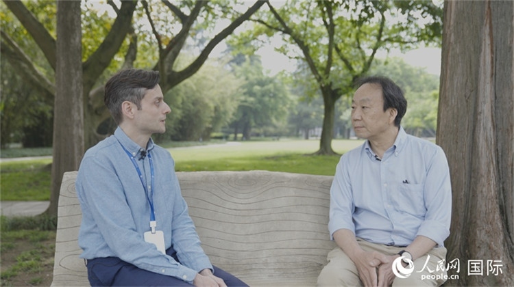 三星堆博物館館長(zhǎng)雷雨接受人民網(wǎng)采訪。人民網(wǎng)記者 張榮攝