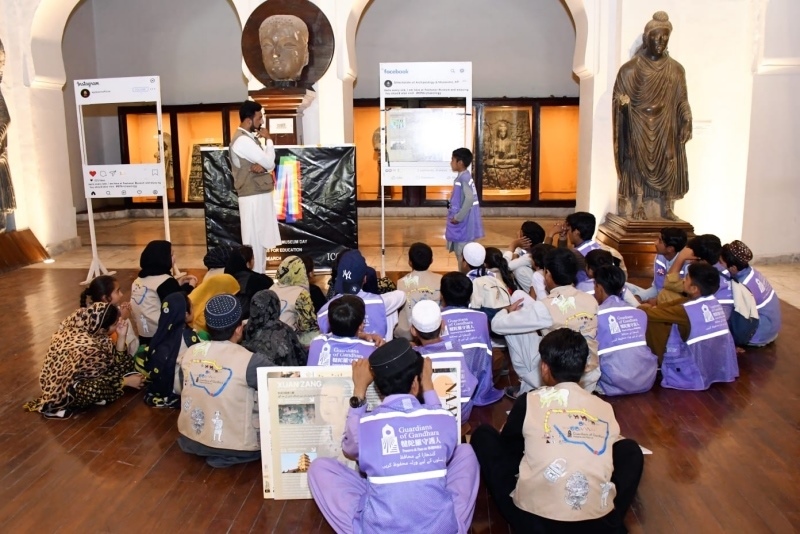 志愿者在博物館給孩子們開展互動(dòng)講解?！瓣恿_守護(hù)人”供圖