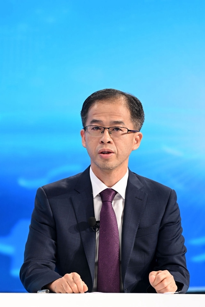 商務(wù)部政研室副主任丁維順在“中國經(jīng)濟圓桌會”錄制現(xiàn)場交流發(fā)言。新華社記者 金良快 攝