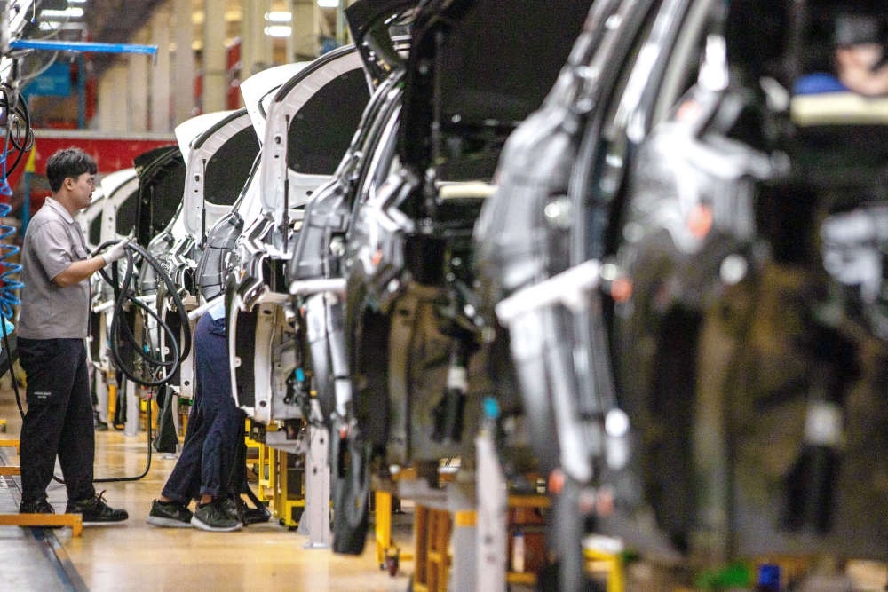 2023年9月7日，在位于泰國春武里府的上汽正大公司汽車工廠，工人在生產(chǎn)車間內(nèi)工作。新華社記者 王騰 攝