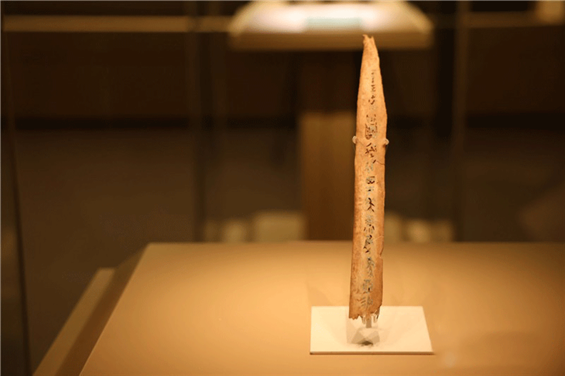 △殷墟博物館新館中展有我國博物館現(xiàn)存唯一一件文字鑲嵌綠松石甲骨。