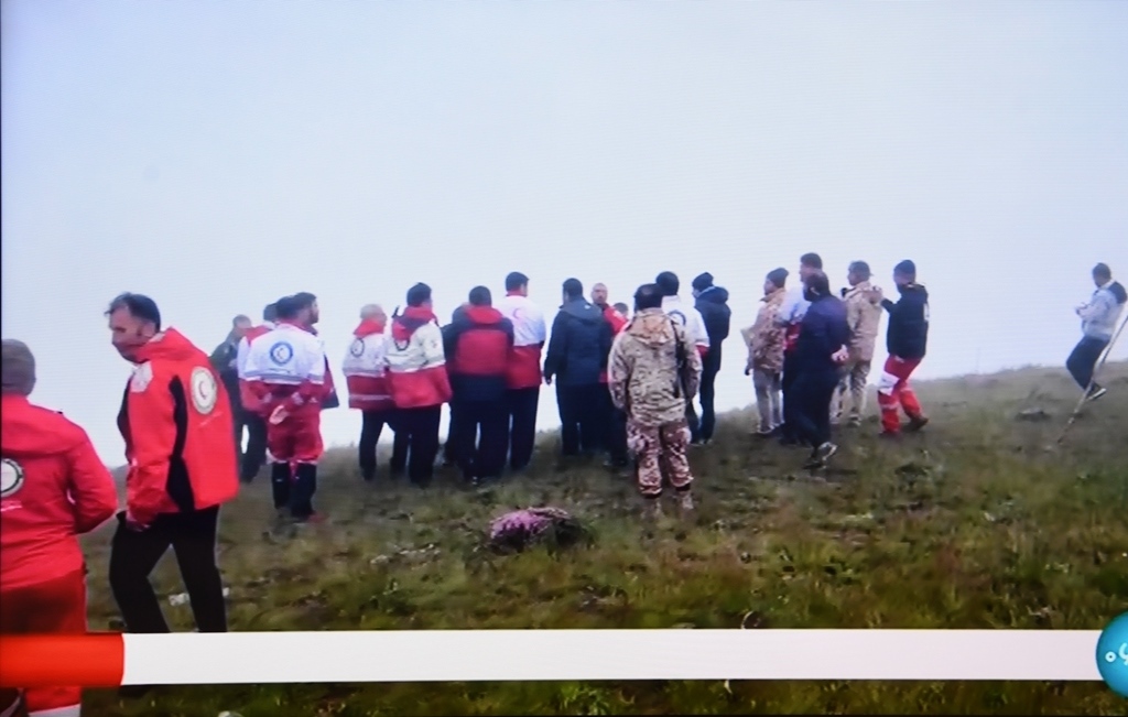 據(jù)伊朗邁赫爾通訊社5月20日?qǐng)?bào)道，伊朗總統(tǒng)萊希在直升機(jī)事故中遇難。這是5月20日拍攝的伊朗國(guó)家電視臺(tái)播放的救援人員抵達(dá)事故現(xiàn)場(chǎng)的畫(huà)面。 新華社記者 沙達(dá)提 攝