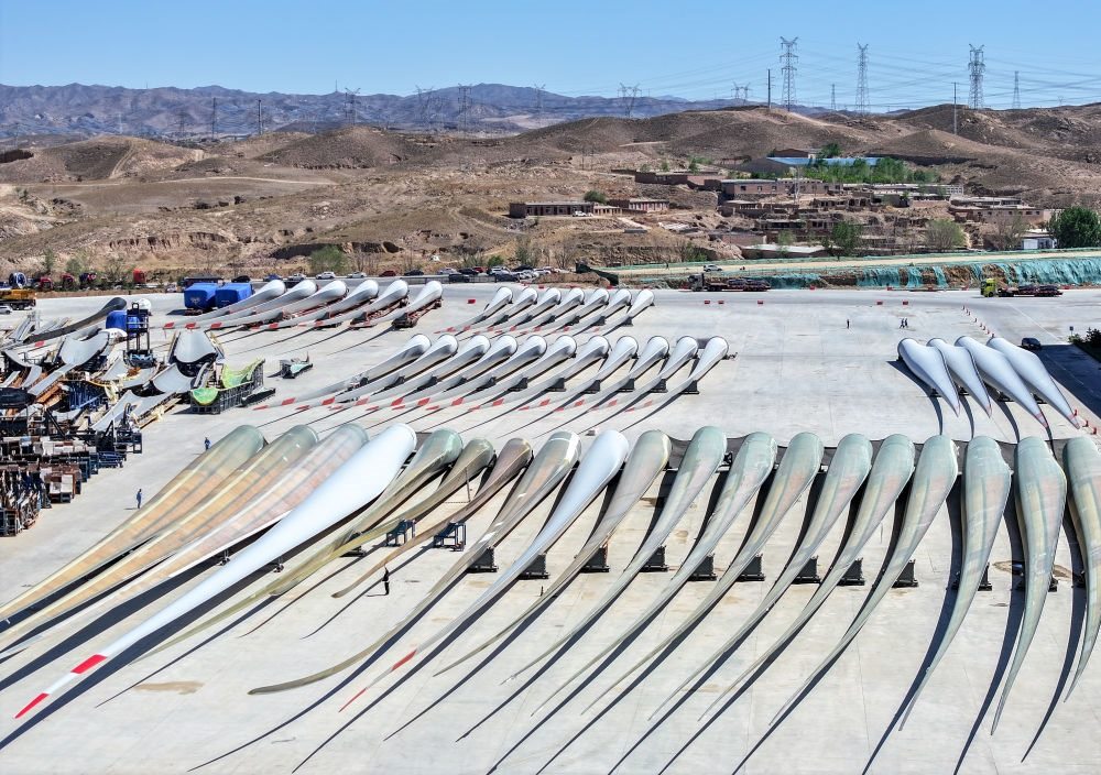 2024年5月11日拍攝的碼放在內(nèi)蒙古包頭市石拐區(qū)一家風(fēng)電設(shè)備制造企業(yè)廠區(qū)內(nèi)的葉片（無人機照片）。新華社記者 連振 攝