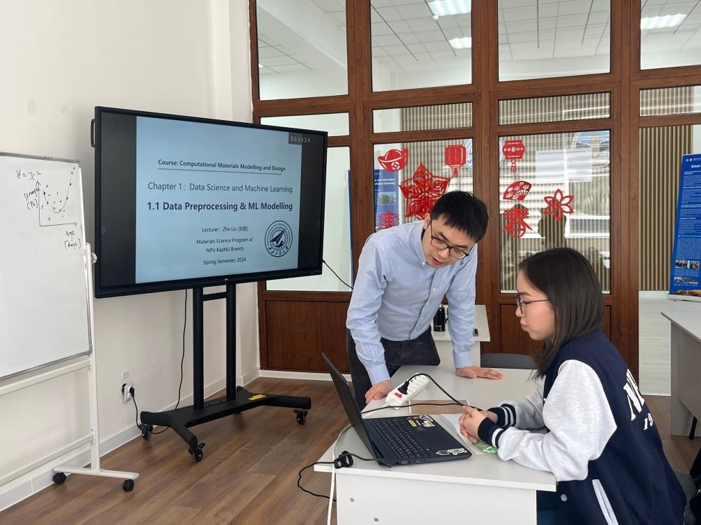 2024年4月，西北工業(yè)大學(xué)材料學(xué)院劉哲教授在西北工業(yè)大學(xué)哈薩克斯坦分校授課。（西北工業(yè)大學(xué)供圖）
