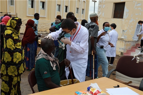 在義診現(xiàn)場，中國醫(yī)生與當(dāng)?shù)鼐用窈嫌傲裟睿继猁}業(yè)投資公司供圖