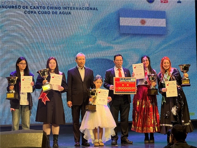 圖為中國(guó)駐阿根廷大使王衛(wèi)、阿根廷華文教育基金會(huì)會(huì)長(zhǎng)劉芳勇為五名“金獎(jiǎng)”選手頒獎(jiǎng)（阿根廷拉普拉塔國(guó)立大學(xué)孔子學(xué)院供圖）