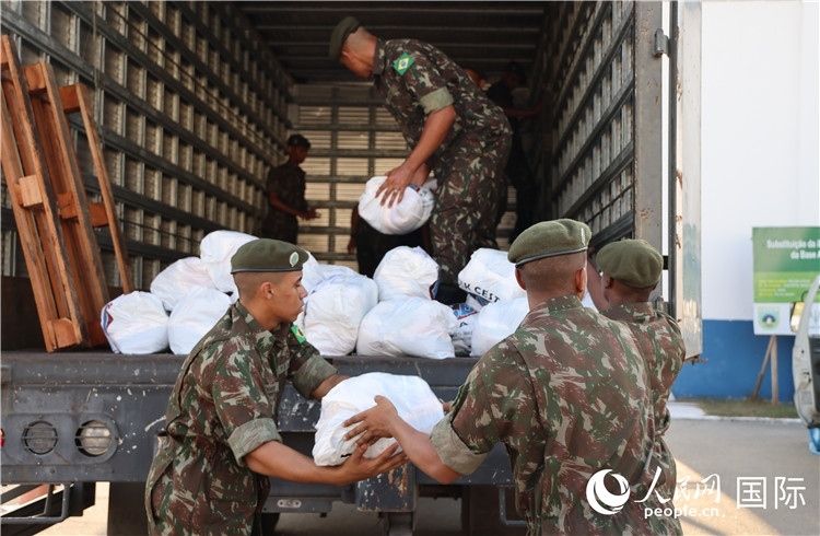 里約加利昂空軍基地，軍人在將捐贈(zèng)物資裝車(chē)。人民網(wǎng)記者 時(shí)元皓攝