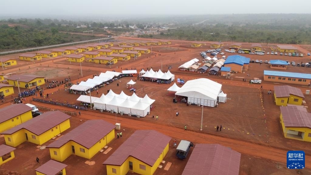 這是2023年12月16日在科特迪瓦北部城鎮(zhèn)費(fèi)爾凱塞杜古以北拍攝的旱港移民新村（無人機(jī)照片）。新華社發(fā)（中成股份科特迪瓦分公司供圖）