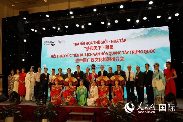 中越兩國(guó)嘉賓合影留念。人民網(wǎng)記者楊曄攝