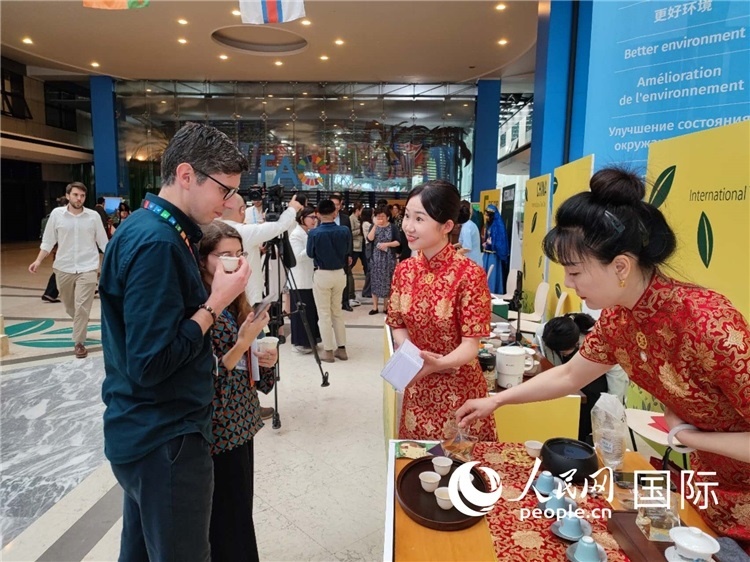 與會嘉賓在中國展臺品茶。 人民網(wǎng)記者 謝亞宏攝