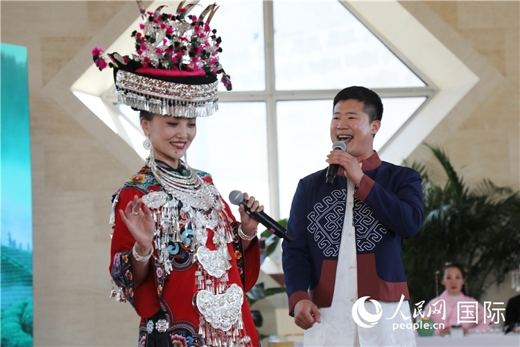 2、來自湖北的歌唱家演唱民族歌曲。 人民網(wǎng)記者 李志偉攝