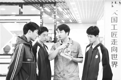 職業(yè)院校教師為數(shù)控技術應用專業(yè)學生授課。 新華社記者 王全超攝