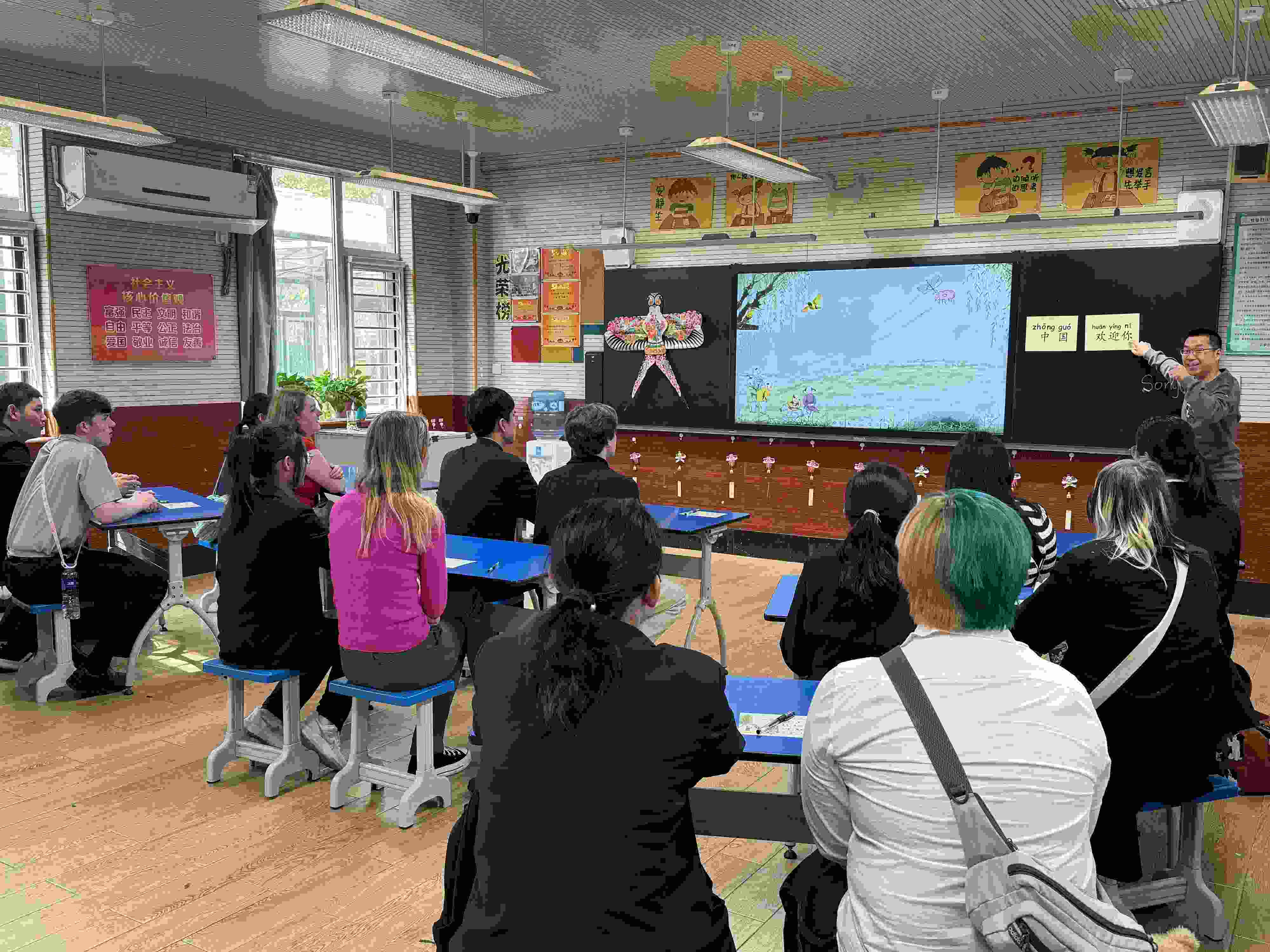 2024年4月20日，美國艾奧瓦州馬斯卡廷高中“友誼傳承”研學(xué)團(tuán)來到石家莊外國語學(xué)校，中美學(xué)生同上一節(jié)中文課。