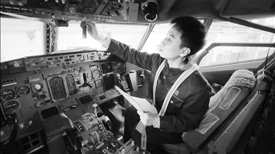  學(xué)生在西航職院實(shí)訓(xùn)基地培訓(xùn)。 王禹涵攝